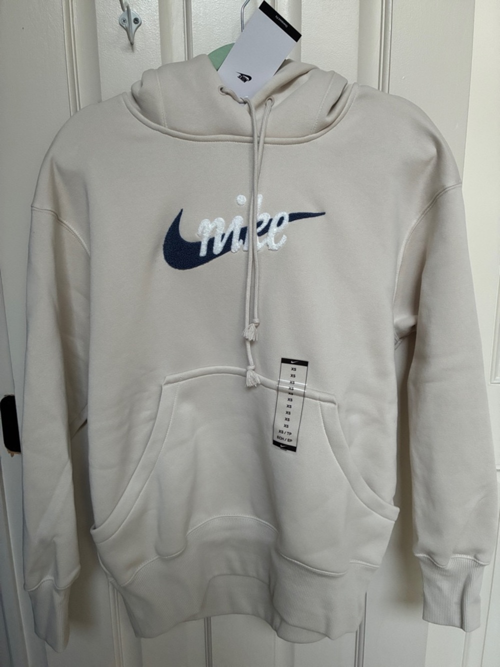 Nike women’s  Hoodie with raised Swoosh. NWT